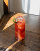 Recette bloody mary cocktail sans alcool jus de tomate ingrédients vodka gouttes de tabasco jus de citron boisson femme poivre sel goût 