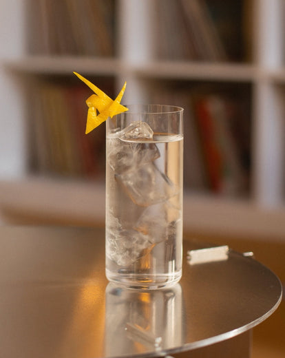 Gin sans alcool posé sur une table