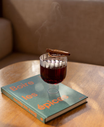 Recette vin chaud cocktail sans alcool ingrédients bâton de cannelle clous de girofle orange épices sucre boisson goût jus de raisin vin agrumes jus